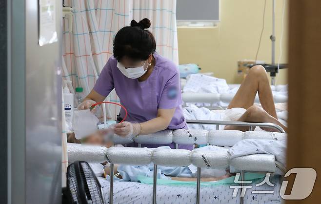 대전 중구의 한 병원에서 간호사가 환자를 돌보고 있다. ⓒ 뉴스1 김기태 기자