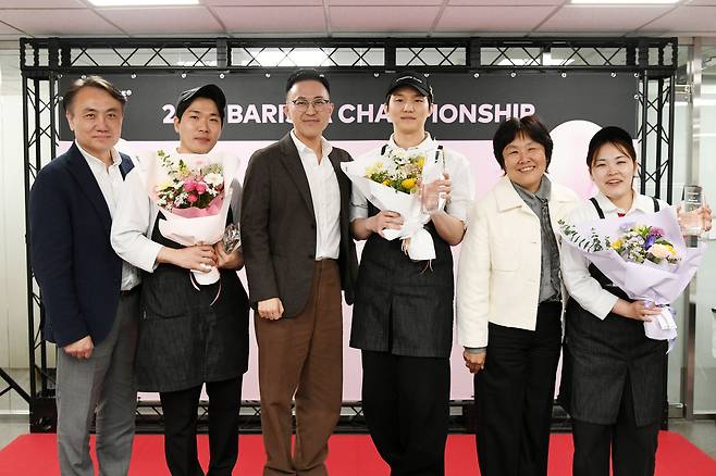 '2026 투썸 바리스타 챔피언십'에서 결선 수상자들이 시상식 후 기념 촬영을 하고 있다. (왼쪽부터)김한성 투썸플레이스 영업본부장, 김용욱 매니저, 장세현 CFO, 신영재 점장, 윤소영 R&D 본부장, 김옥길 매니저.(투썸플레이스 제공)