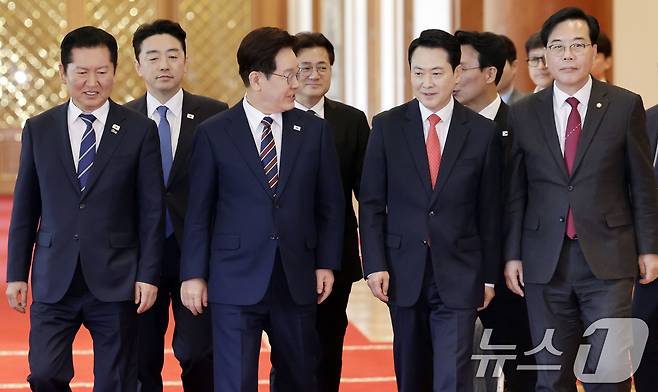 이재명 대통령과 정청래 더불어민주당 대표, 장동혁 국민의힘 대표가 7일 청와대에서 열린 여야정 민생경제협의체 회담 및 오찬에 입장하고 있다. (청와대통신사진기자단) 2026.4.7 ⓒ 뉴스1 이재명 기자