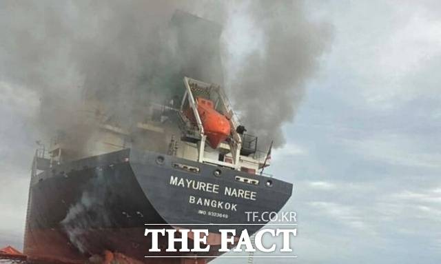 호르무즈 해협 봉쇄 장기화로 한국 선박과 선원들의 고립 상황이 한 달 넘게 이어지면서 정부의 해법 마련에 이목이 쏠린다. 사진은 지난달 11일 호르무즈 해협을 항해하던 태국 화물선 마유레 나레호가 공격 받았던 모습. /뉴시스, AP