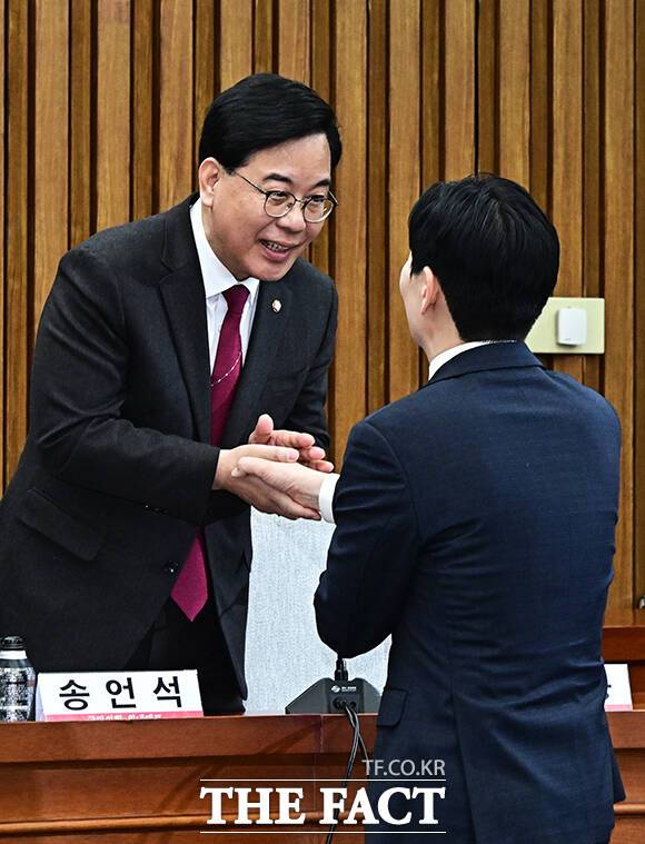 송언석 국민의힘 원내대표와 인사하는 박상용 검사.