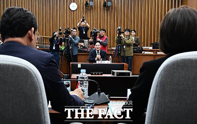 박상용 검사 발언 듣는 국민의힘 국조특위 위원들.