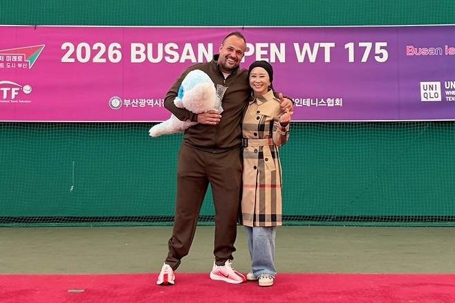 부산오픈 국제휠체어테니스대회 남자단식 우승자 에그베린크와 부산광역시장애인테니스협회 박미숙 회장. 대한장애인테니스협회