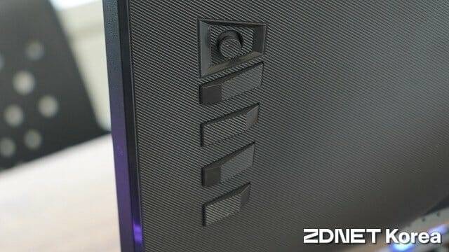 각종 기능 설정은 화면 뒤 조이스틱과 버튼 4개로 실행한다. (사진=지디넷코리아)