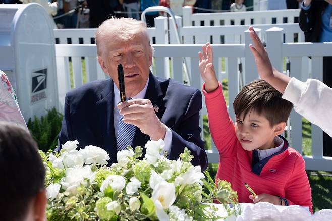 도널드 트럼프 미국 대통령이 6일 백악관 사우스론에서 열린 부활절 행사에서 아이들과 시간을 보내고 있다. /UPI 연합뉴스