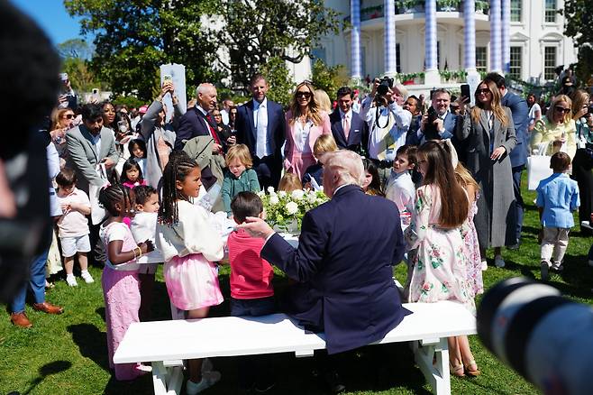 도널드 트럼프 미국 대통령이 6일 백악관 사우스론에서 열린 부활절 행사에서 아이들과 시간을 보내고 있다. /UPI 연합뉴스