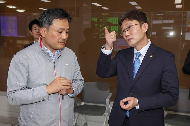 박윤영(오른쪽) KT 대표이사가 지난 달 31일 경기도 과천 KT 네트워크·보안 관제센터에서 정보보안 및 네트워크 운용 현장을 점검하고 있다. /KT