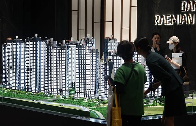 2025년 11월 7일 오후 서울 송파구 래미안갤러리에서 시민들이 반포 래미안 트리니원 견본주택을 보고 있다. / 뉴스1