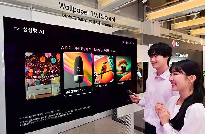 LG전자 모델들이 2026년 TV 신제품에 탑재된 생성형 인공지능(AI) 기능을 체험하고 있다./LG전자