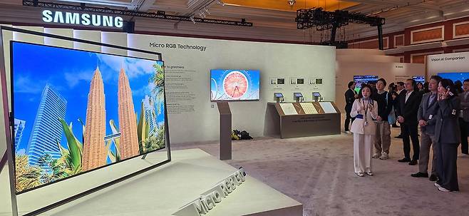 삼성전자가 15일 차세대 디스플레이인 마이크로 RGB 55·65·75·85형 등 가정용 주력 모델을 출시한다. 사진은 1월 ‘CES 2026’에 전시된 130형 마이크로 RGB TV. 삼성전자 제공