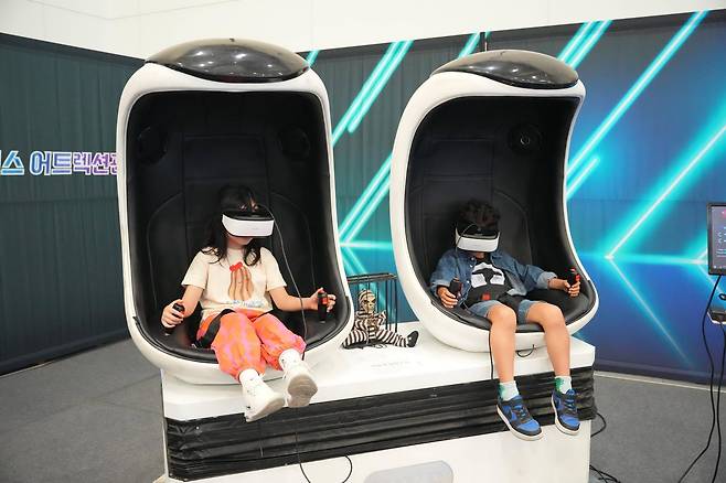 작년 열린 과학기술 축제에서 어린이들이 가상현실(VR) 기기를 체험하고 있다. 대전시는 17일부터 19일까지 유성구 엑스포과학공원 일대에서 ‘인공지능과 인간의 공존’을 주제로 2026 대전 사이언스페스티벌을 연다고 6일 밝혔다. 대전시 제공