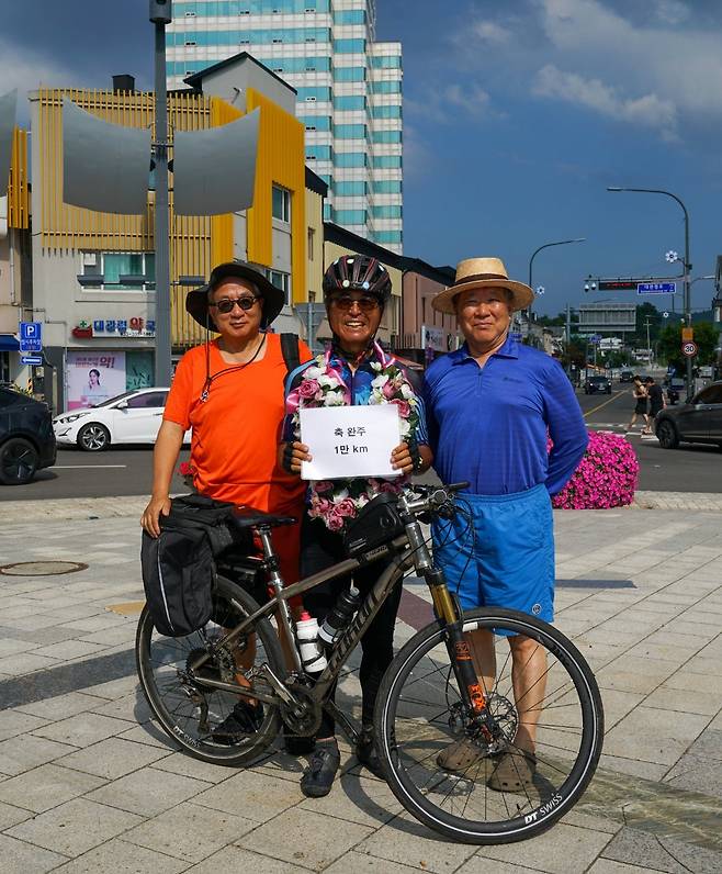 김영교 씨(가운데)가 지난해 8월 25일 자전거 전국일주를 마친 뒤 평창군 대관령면 로터리에서 그의 지지자들과 함께 기념 촬영을 하고 있다. 김영교 씨 제공