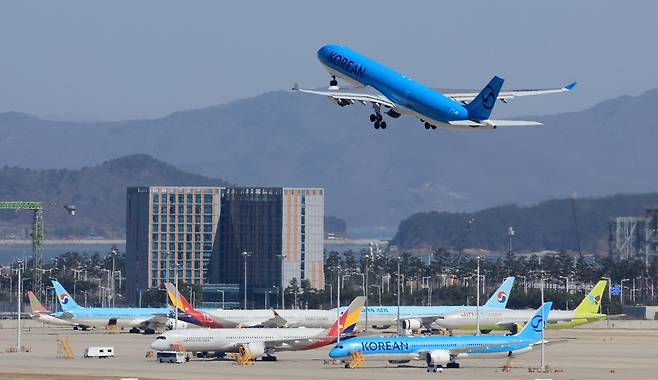 중동 사태의 장기화로 국제유가가 가파르게 오르며 5월 유류할증료 인상이 예고된 7일 인천국제공항 계류장에서 항공기가 이륙하고 있다. 이날 대한항공과 아시아나항공에 따르면 5월 국내선 유류할증료는 이달에 적용 중인 7700원에 비해 4.4배 오른 3만4100원으로 책정됐다. 2016년 현행 유류할증료 체계가 도입된 이후 역대 최고액이다. 2026.4.7/뉴스1