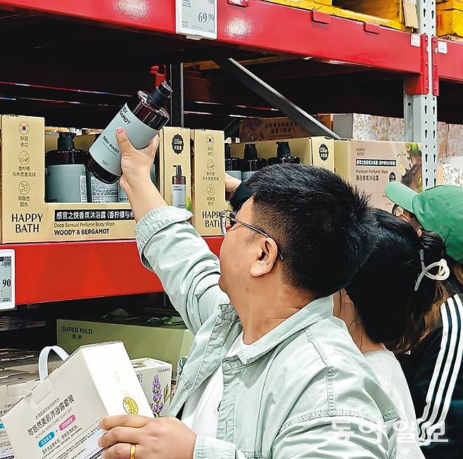 중국 중산층 소비자들을 집중 공략하려는 한국 기업들의 샘스클럽 입점에 대한 관심도 커지고 있다. 샘스클럽을 찾은 중국인 고객이 아모레퍼시픽의 ‘해피바스’ 보디워시 제품을 살펴보고 있다. 베이징=김철중 특파원 tnf@donga.com