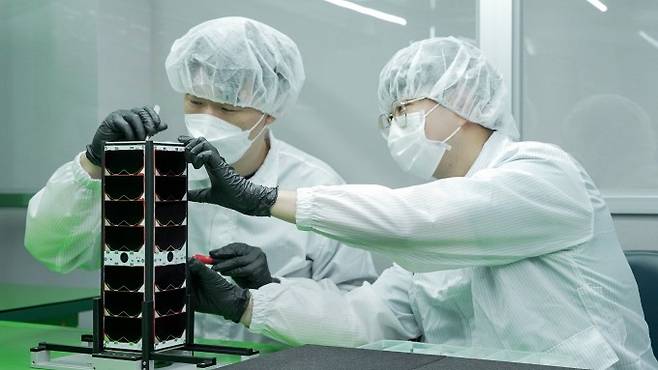 이노스페이스 위성사업부 임직원이 ‘이노샛-0(InnoSat-0)’을 조립하고 있다. 이노스페이스 제공