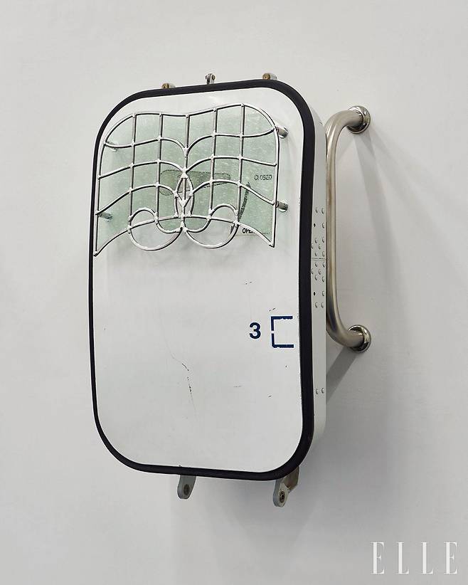 항공기의 도어 패널 위에 아르누보적 장식을 더한 ‘For a Moment It Felt Like a Porch Between Two Skies’(2026)