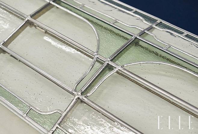 기체의 날개와 스테인드글라스, 알루미늄을 사용한 ‘The Skin Remembers the Air’(2026)의 디테일.