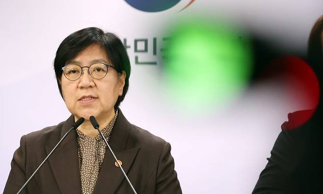 정은경 보건복지부 장관이 7일 서울 종로구 세종대로 정부서울청사에서 의료제품 수급대응 관계부처 합동 브리핑을 하고 있다. 뉴스1 제공