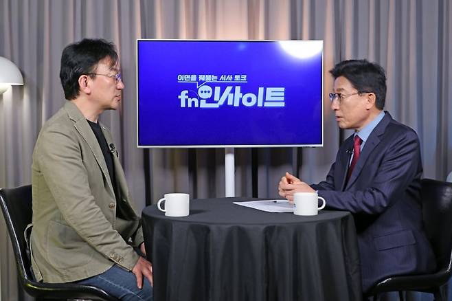 파이낸셜뉴스 노동일 주필이 강정수 블루닷 AI연구센터장(왼쪽)과 대담을 진행하고 있다. 박범준 기자
