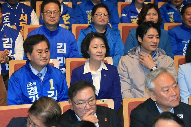 더불어민주당 김동연(왼쪽부터), 추미애, 한준호 경기도지사 민주당 후보자가 지난 6일 경기도 수원시 경기아트센터에서 열린 더불어민주당 현장최고위원회의를 지켜보고 있다. 연합뉴스