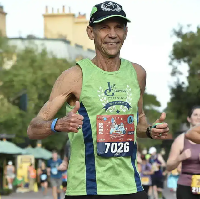 '제핑(Jeffing)'이라 불리는 '달리기-걷기-달리기' 주법으로 1970, 80년대 미국 마라톤 대중화를 선도한 러너 제프 갤러웨이가 별세했다. 1972년 뮌헨올림픽 육상 장거리 국가대표 출신인 그는 삶을 고양시켜주는 러닝의 마법을 최대한 많은 이와 공유하고자 저 주법을 개발했고, 80대까지 쉼 없이 달리며 시연해 보였다. 미국 최대 러닝 전문 온라인 매체인 'RUN'은 그를 "미국 러닝 역사상 가장 중요한 인물"이라 평했다. jeffgalloway.com