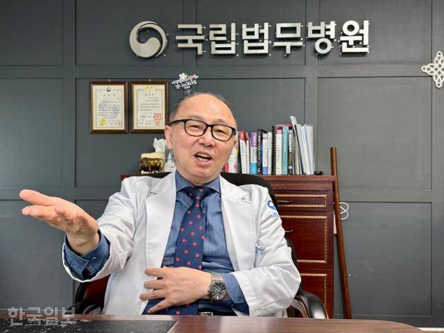 이영렬 국립법무병원 원장이 1일 한국일보와 가진 인터뷰에서 정신질환에 의한 강력범죄 재소자들의 재범률 문제에 대해 이야기하고 있다. 공주=정민승 기자