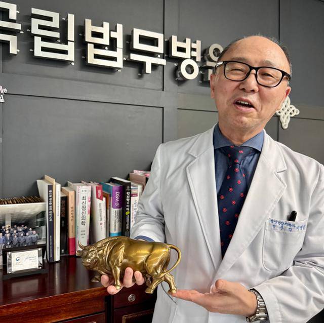 1961년생 이영렬 국립법무병원 원장이 황소 모양의 금속 조형물을 들고 이야기하고 있다. "소처럼 우직하게 일만 하는 천상 소띠"라며 지인이 선물했다고 한다. 그 말처럼 도시 병원 여러 군데에서 러브콜을 받는 그지만, 시골에 있는 병원들을 돌면서 일하고 있다. 공주=정민승 기자