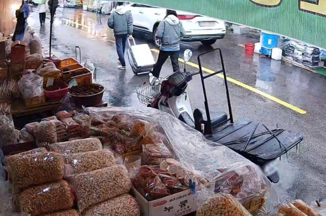 지난달 18일 대구 중구에서 숨진 장모의 시신이 든 여행용 가방을 끌고 가는 사위와 딸의 모습이 폐쇄회로(CC)TV에 포착돼 있다. 대구=연합뉴스