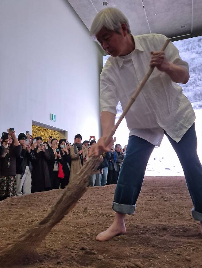 6일 뮤지엄 산에서 이배(70)가 고향 경북 청도의 흙을 싸리비로 쓰는 퍼포먼스를 벌였다. 권근영 기자