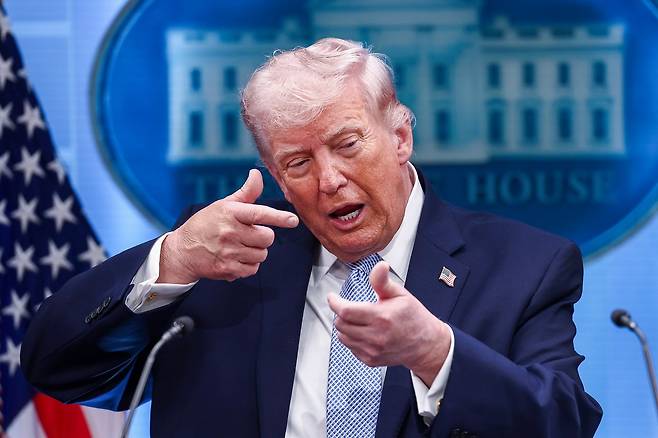 도널드 트럼프 미국 대통령이 6일(현지시간) 백악관에서 진행한 실종 조종사 구출 작전과 관련한 기자회견 도중 총을 쏘는 듯한 동작을 취하고 있다. EPA=연합뉴스