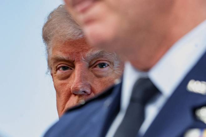 도널드 트럼프 미국 대통령이 6일(현지시간) 백악관에서 진행한 기자회견에서 댄 케인 합참의장의 발언을 지켜보고 있다. 로이터=연합뉴스