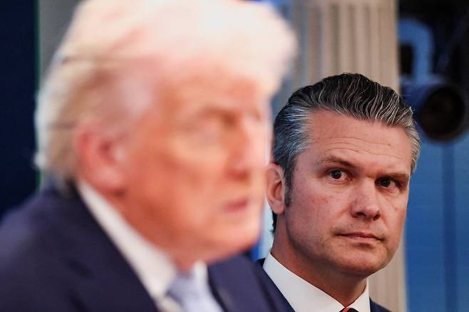 피트 헤그세스 미 국방(전쟁)장관이 6일(현지시간) 백악관에서 진행된 도널드 트럼프 미국 대통령의 기자회견 장면을 지켜보고 있다. 로이터=연합뉴스