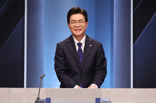 정원오 더불어민주당 서울시장 예비후보가 3일 서울 여의도 KBS 스튜디오에서 열린 더불어민주당 서울시장 본경선 후보자 2차 합동토론회에서 토론을 준비하고 있다. 뉴스1