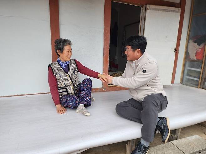 주민 삶을 살피는 ‘복지 사령관’을 자처하는 김양진 이장은 마을내 홀로 사는 어르신을 매일 찾아 밤새 편안한 지 안부를 묻는 일과를 빠트리지 않고 있다.