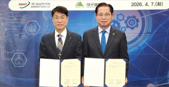 김정기 대구시장 권한대행(왼쪽)과 최우각 대성하이텍 회장이 7일 대구시청에서 AI 메디컬 팩토리 투자협약을 맺었다. 대구시 제공