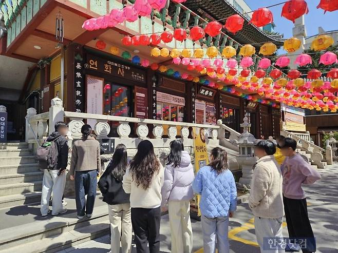 7일 낮 12시 서울 동대문구 회기동 연화사 식당 앞에 인근 대학생들이 무료 사찰음식을 먹기 위해 줄을 서고 있다. /사진=박수빈 기자