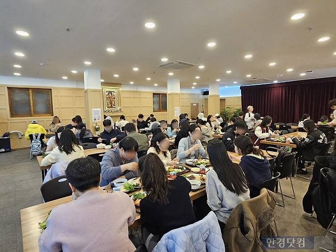 7일 낮 12시경 서울 동대문구 회기동 연화사 식당은 배식이 시작된 지 15분도 채 지나지 않았지만 학생들로 가득 차 있었다. /사진=박수빈 기자