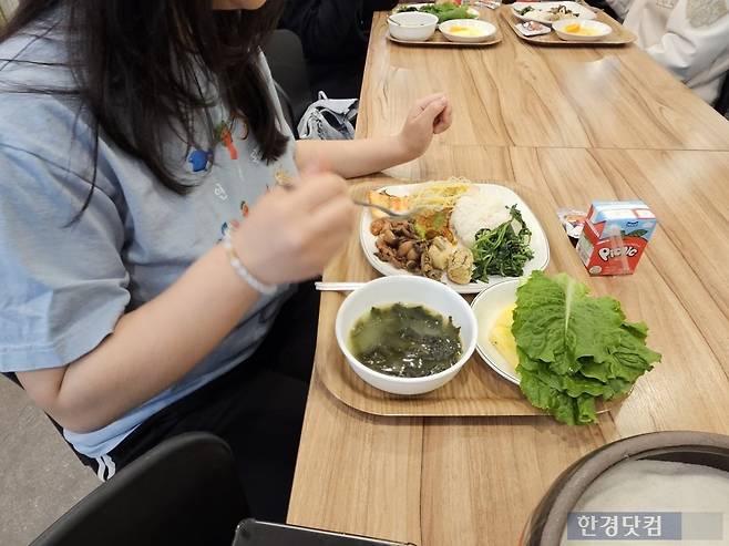 7일 낮 12시경 서울 동대문구 회기동 연화사 식당에서 대학생 김정연 씨(22)가 무료 사찰 음식을 먹고 있다. /사진=박수빈 기자
