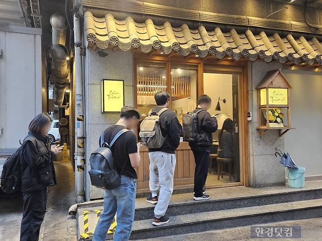 가성비 식당 공유 사이트 거지맵에서 1위를 기록하고는 지난 6일 오후 6시경 서울 서대문구 창천동에 위치한 돈가스 전문점 앞에 대기줄이 늘어서있다. /사진=박수빈 기자