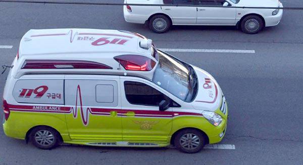 119 구급차가 환자를 이송하고 있다. 국제신문DB