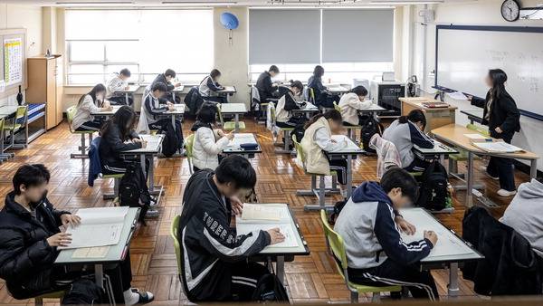 올해 처음 치러진 전국 단위 모의고사인 3월 전국연합학력평가는 출제 범위가 제한된 만큼 약점 파악에 초점을 맞춰야 한다. 사진은 지난달 24일 부산 북구 금곡고등학교에서 학생들이 시험을 치르는 모습. 국제신문DB