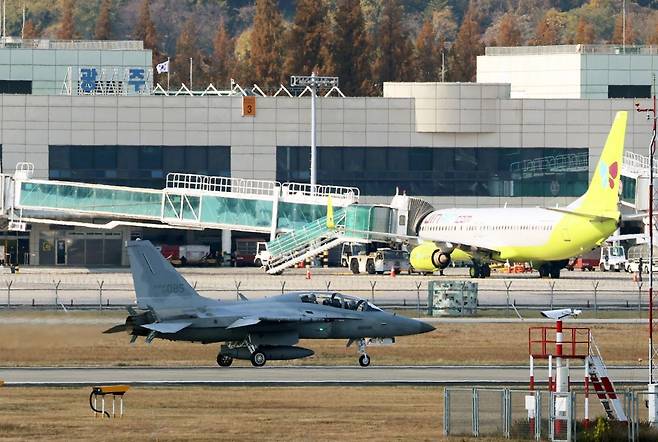 광주 광산구 광주공항에서 공군 제1전투비행단의 전투기가 이륙 준비를 하고 있는 모습. 연합뉴스