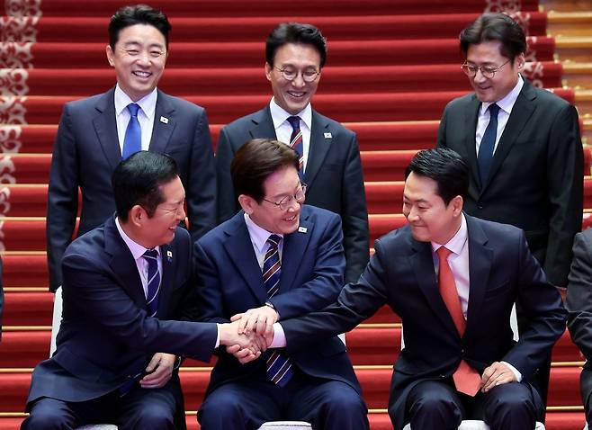 이재명 대통령이 7일 청와대에서 여야정 민생경제 협의체 회담에 앞서 진행된 기념촬영에서 더불어민주당 정청래 대표, 국민의힘 장동혁 대표와 손을 잡고 있다. 연합뉴스