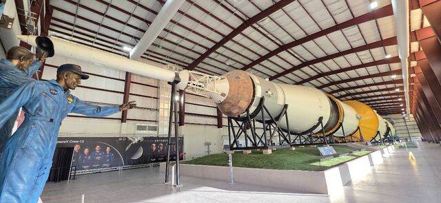 미국 텍사스주 휴스턴 존슨 우주센터에 과거 아폴로 임무에 사용됐던 로켓 ‘새턴 5호’가 전시돼 있다. 아폴로 임무가 이어졌다면 실제 발사에 사용될 수 있었던 모델이다.