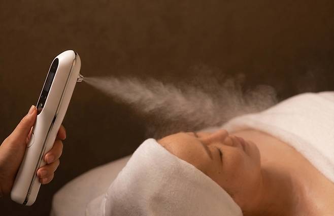 피부과를 이용하는 외국인 관광객의 모습/사진=제미나이