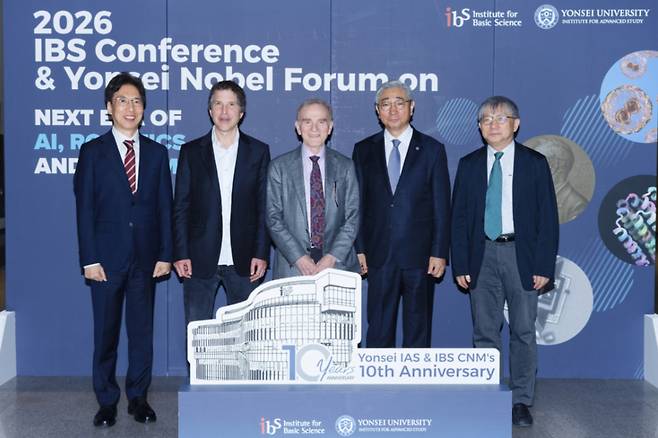 6일 서울 서대문구 연세대에서 열린 '2026 IBS(기초과학연구원) 컨퍼런스'의 주요 참가자가 함께 기념 사진을 촬영했다. 천진우 IBS 나노의학연구단장(왼쪽 끝), 데이비드 베이커 미국 워싱턴대 교수(왼쪽에서 두번째), 랜디 셰크먼 미국 캘리포니아대 버클리캠퍼스 교수(가운데), 윤동섭 연세대 총장(오른쪽에서 두번째), 김영덕 IBS 원장 직무대행(오른쪽 끝)/사진=연세대