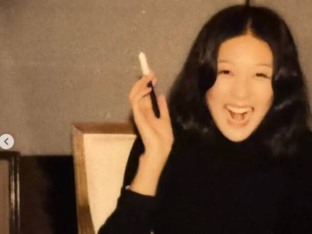 홍진경이 긴 웨이브 머리를 하고 활짝 웃고 있다. / 홍진경 소셜미디어