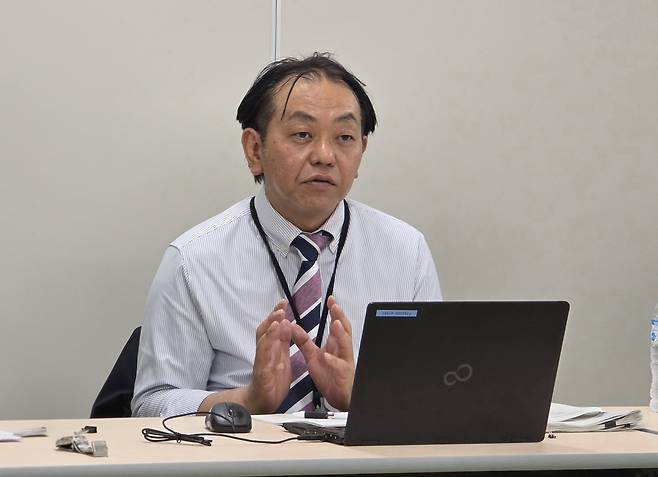 시노하라 츠요시 일본 후생노동성 직업안정국 고령자고용대책과 과장보좌가 지난달 27일 일본 도쿄에서 취재진을 만나 일본의 고령자 고용 정책에 대해 설명하고 있다. 권제인 기자
