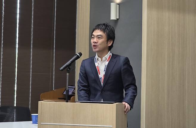 닛산자동차 노조 서기장이 지난달 26일 일본 도쿄에서 취재진을 만나 회사의 재고용 정책에 대해 설명하고 있다. 권제인 기자