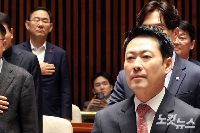 국민의힘 장동혁 대표와 주호영 의원이 31일 서울 여의도 국회에서 열린 당 의원총회에 참석해 국민의례를 하고 있다. 윤창원 기자